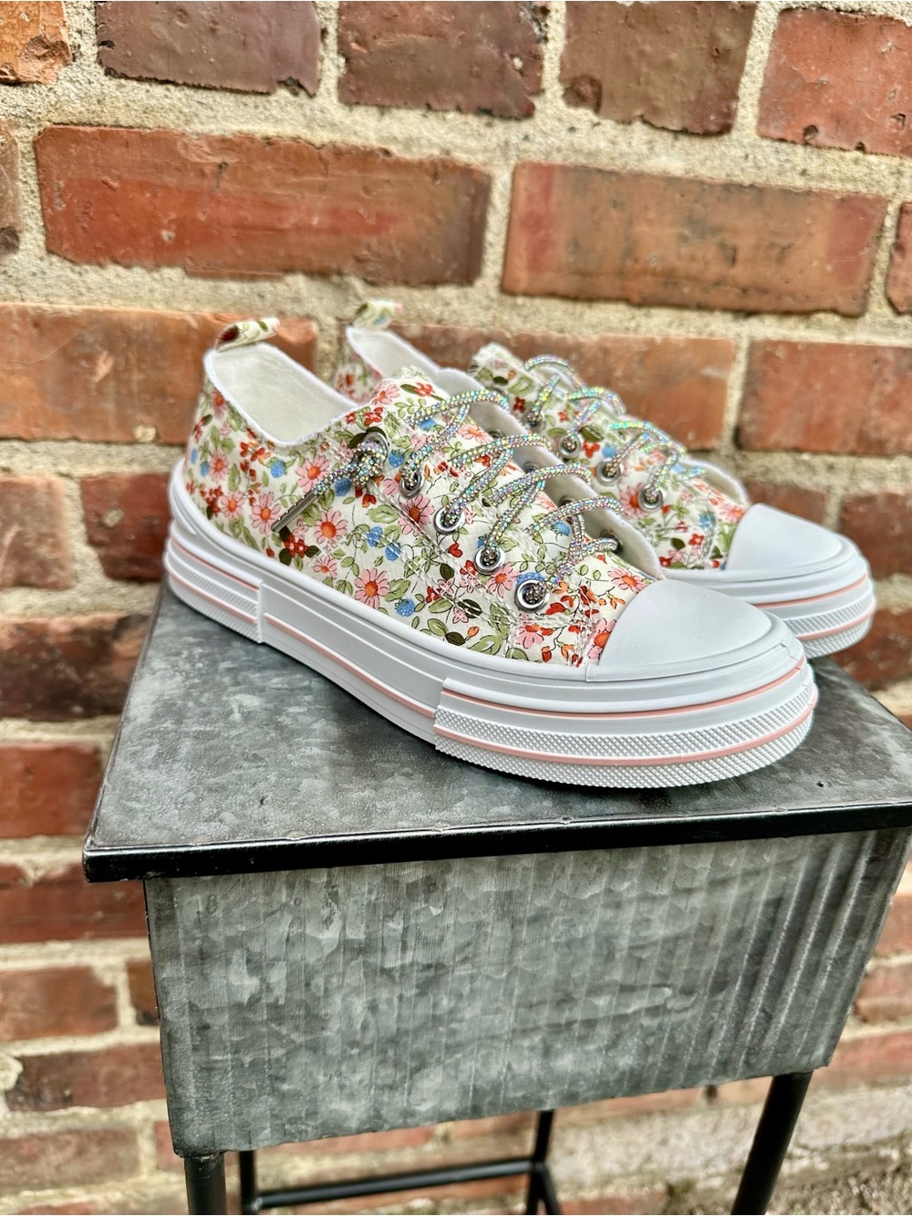 NEW Very G Cute Floral Print Sneakers with Glitter Laces